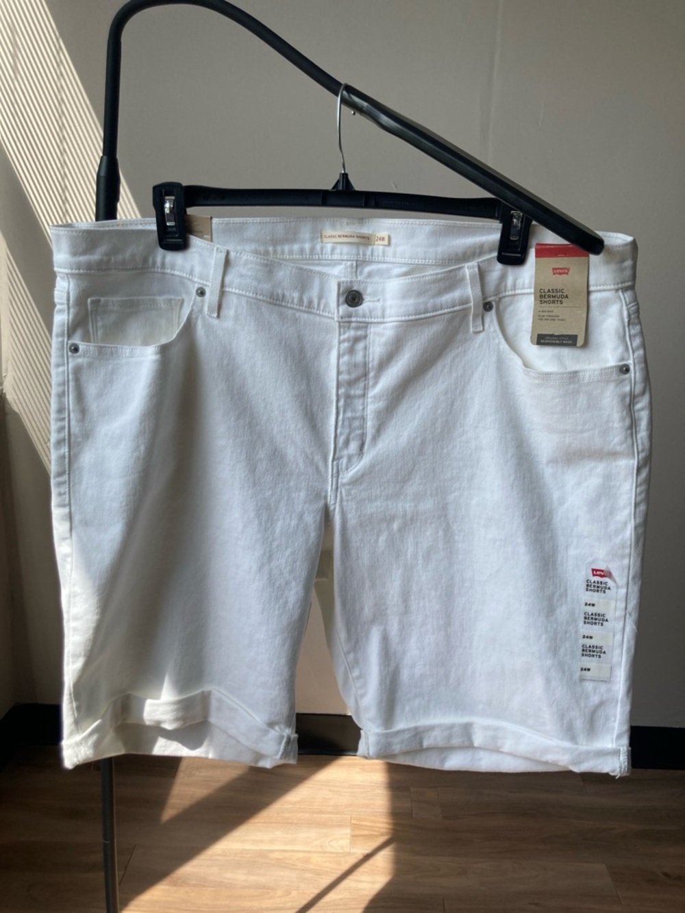 Levi’s white mid rise Bermuda jean short white cuffed Bermuda short 24W